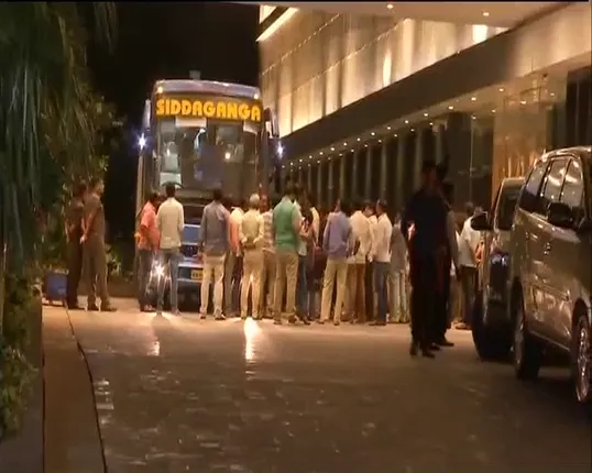 ବେଙ୍ଗାଲୁରୁରେ ରାତିଅଧିଆ ଡ୍ରାମା ! ହୋଟେଲରୁ ବସରେ ବିଧାୟକଙ୍କୁ ବୋହିନେଲେ କଂଗ୍ରେସ ଓ ଜେଡିଏସ୍ । ସେପଟେ କର୍ଣ୍ଣାଟକ ନ୍ୟାୟରେ ଦାବି ଜଣାଇବେ ମଣିପୁର, ମେଘାଳୟ, ଗୋଆ ଓ ବିହାର