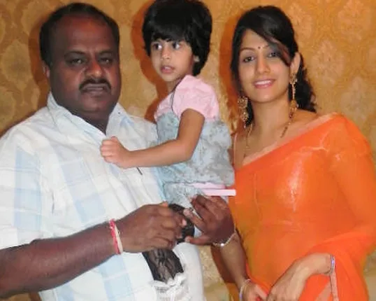 ଚର୍ଚ୍ଚାରେ କୁମାରସ୍ୱାମୀଙ୍କ ପତ୍ନୀ । ବୃତିଗତ ଜୀବନକୁ ନେଇ ଚର୍ଚ୍ଚିତ ରାଧିକା ଏବେ ନିଜର ବ୍ୟକ୍ତିଗତ ଜୀବନକୁ  ନେଇ ଚର୍ଚ୍ଚାକୁ ଆସିଛନ୍ତି