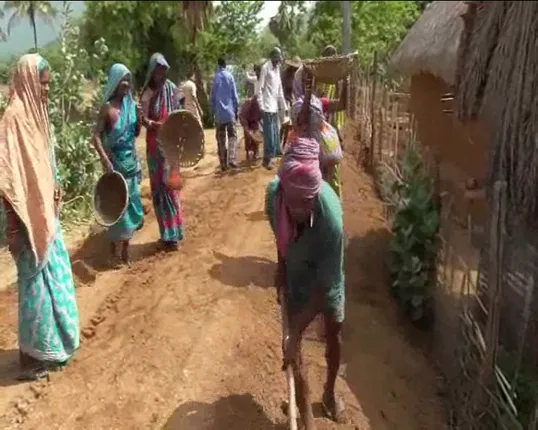 ଗାଁକୁ ରାସ୍ତା ମା’କୁ ସମ୍ମାନର ଅସଲ ଚିତ୍ର: ସରପଂଚଙ୍କଠାରୁ ଆରମ୍ଭ କରି ମୁଖ୍ୟମନ୍ତ୍ରୀ ଯାଏଁ କେହି ଶୁଣିଲେନି ଗୁହାରୀ । ଶେଷରେ ରାସ୍ତା ନିର୍ମାଣ କରିବାକୁ ଅଂଟା ଭିଡିଲେ ଗ୍ରାମବାସୀ