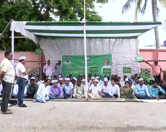 ତେଜିଲା ତେଲ ଦର ବୃଦ୍ଧିର ପ୍ରତିବାଦ: ପୁରୀ ସଦର ବ୍ଲକ୍ କାର୍ଯ୍ୟାଳୟ ସମ୍ମୁଖରେ ବିଜେଡିର ଗଣଧାରଣା