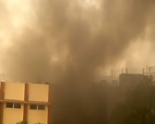 ଦିଲ୍ଲୀରେ ଭୟଙ୍କର ନିଆଁ: ୧୮ ଘଂଟା ହେଲା ଜଳୁଛି ମାଲବ୍ୟନଗରରେ ଥିବା ଏକ ରବର ଗୋଦାମ । ନିଆଁ ଲିଭା କାର୍ଯ୍ୟରେ ସାମିଲ ହେଲା ବାୟୁସେନାର ହେଲିକପ୍ଟର