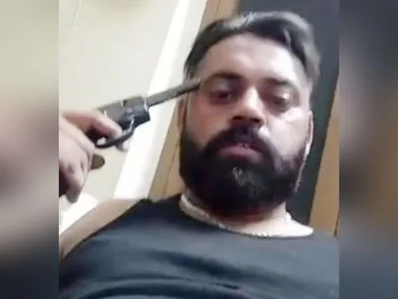 ଫେସବୁକରେ ଚାଲିଲା ଲାଇଭ୍ ସୁଇସାଇଡ୍ ! ମୁଣ୍ଡରେ ବନ୍ଧୁକ ରଖି ନିଜକୁ ଗୁଳି ମାରିଲେ ଯୁବକ, କାରଣ ଜାଣିଲେ ଆଶ୍ଚର୍ଯ୍ୟ ହୋଇଯିବେ ।