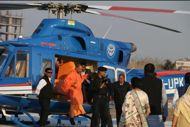 ବଡ଼ ଦୁର୍ଘଟଣାରୁ ବଞ୍ଚିଗଲେ ଯୋଗୀ ଆଦିତ୍ୟନାଥ ! ବିଲ ମଝିରେ ଜରୁରୀକାଳୀନ ଅବତରଣ କଲା ମୁଖ୍ୟମନ୍ତ୍ରୀଙ୍କ ହେଲିକପ୍ଟର, ବିଲରେ ଦୌଡ଼ିଲେ ସୁରକ୍ଷାକର୍ମୀ ଓ ଅଧିକାରୀ