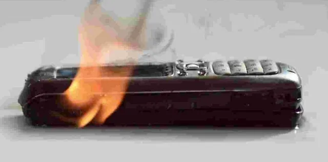 କୌଣସି ବି ମୁହୂର୍ତ୍ତରେ ଜଳିଯାଇପାରେ ଆପଣଙ୍କ ମୋବାଇଲ !  ଯଦି ଫୋନରେ ଦେଖାଦେଉଛି ଏଭଳି କିଛି ସମସ୍ୟା