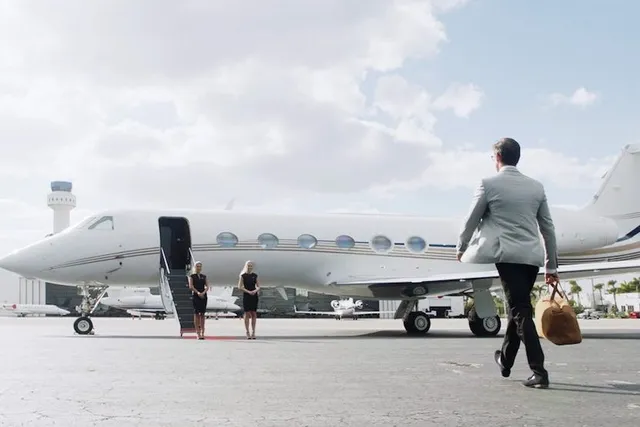 ଏଭଳି ଏକ ନିଆରା କମ୍ପାନୀ ! ଯିଏ ନିଜ କର୍ମଚାରୀମାନଙ୍କୁ ଦେଇଥାଏ ବ୍ୟକ୍ତିଗତ ବିମାନ ଏବଂ ଅନେକ ସୁବିଧା ।