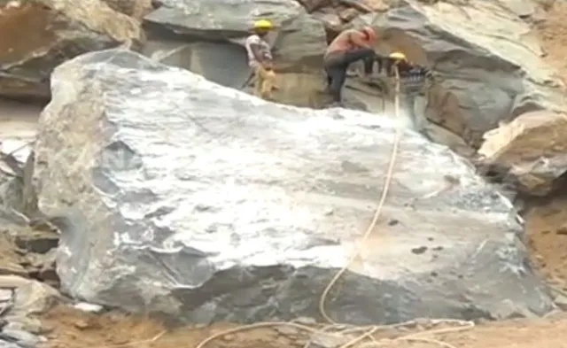 କୋରାପୁଟ ରାଣୀଗଡ ପାହାଡରେ ଚାଲିଛି ଉଦ୍ଧାର କାର୍ଯ୍ୟ : ଡ୍ରିଲିଂ ପରେ ପଥର ବ୍ଲାଷ୍ଟିଂ କରିବାକୁ ସେନା ଟିମର ପ୍ରୟାସ