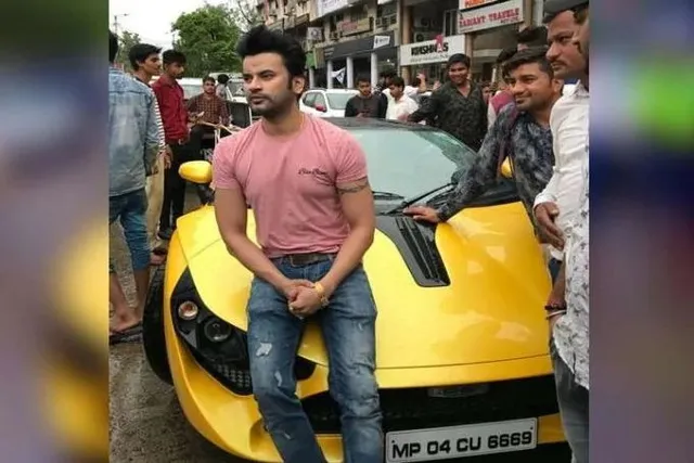 ଏହି ଯୁବକ ହେଉଛନ୍ତି ସ୍ୱଚ୍ଛତା ଅଭିଯାନର ପ୍ରକୃତ ଅନୁଗାମୀ ! ୭୦ ଲକ୍ଷ ଟଙ୍କାର କାରରେ ଉଠାନ୍ତି ଅଳିଆ । 