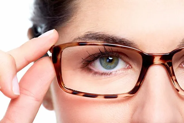 ଚଷମା ପିନ୍ଧିବାପରେ ନାକରେ ଦାଗ ପଡୁଥିଲେ ଆଦୌ ଚିନ୍ତା କରନ୍ତୁନି, ଆପଣାନ୍ତୁ ଏହି ସହଜ ଉପାୟ