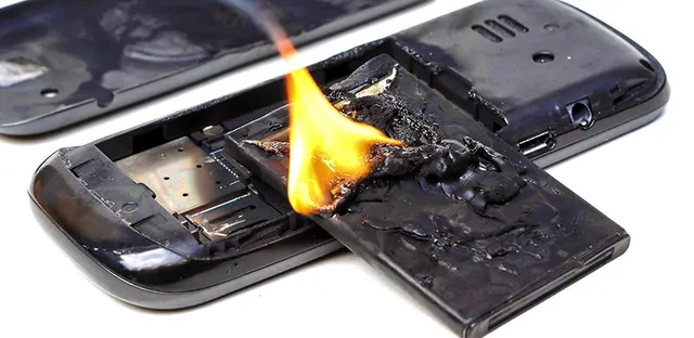 ଚାର୍ଜିଙ୍ଗ ସମୟରେ ଫାଟିଲା ଫୋନ୍ ! ଲାଗିଲା ନିଆଁ, ଚାଲିଗଲା ସିଇଓଙ୍କ ଜୀବନ ।