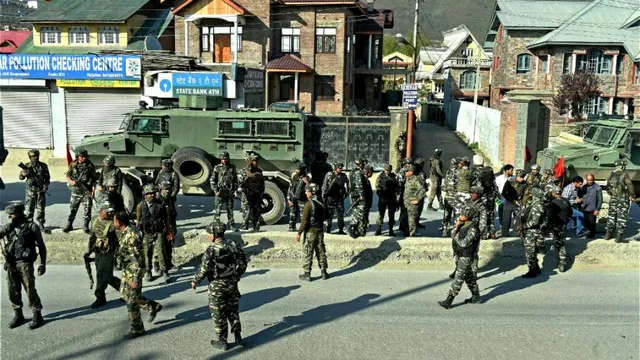 ଜମ୍ମୁ-କାଶ୍ମୀର ପୁଲୱାମା ଓ ଅନନ୍ତନାଗରେ ଆତଙ୍କବାଦୀ ଆକ୍ରମଣ: ୨ ପୁଲିସ୍ କର୍ମୀ ସହିଦ, ୧୦ ଯବାନ ଆହତ