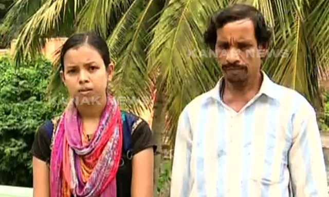 ଟ୍ରଲି ଚାଳକଙ୍କ ଝିଅ ଟପ୍ପର ! ଯୁକ୍ତ ଦୁଇ କଳାରେ ଶେଷ୍ଠ ୧୦ ଜଣଙ୍କ ମଧ୍ୟରେ ଅଛନ୍ତି ଶକୁନ୍ତଳା ।