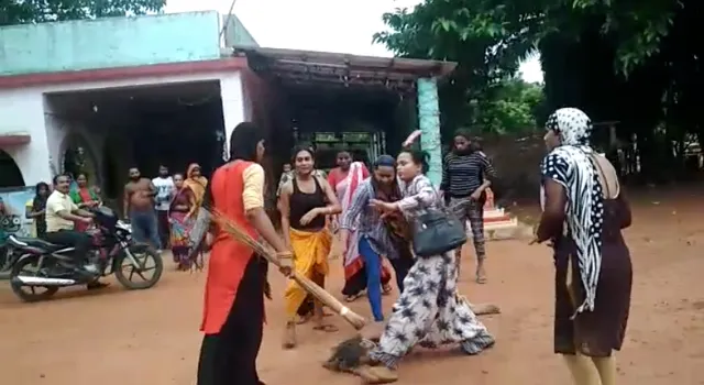 ବଞ୍ଚିଗଲେ ନାଗା ବାବା ! ଅଧଘଣ୍ଟା ଧରି ଗୋଡ଼ାଇ ଗୋଡ଼ାଇ ପିଟିଲେ କିନ୍ନର, ସୋସିଆଲ ମିଡ଼ିଆରେ ଭିଡ଼ିଓ ଭାଇରାଲ