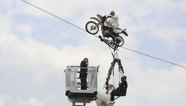 ମଝି ଆକାଶରେ ବିପଦଜନକ ବିବାହ ! ତଳେ ଦେଖି ଉପଭୋଗ କଲେ ୩୦,୦୦୦ ଦର୍ଶକ