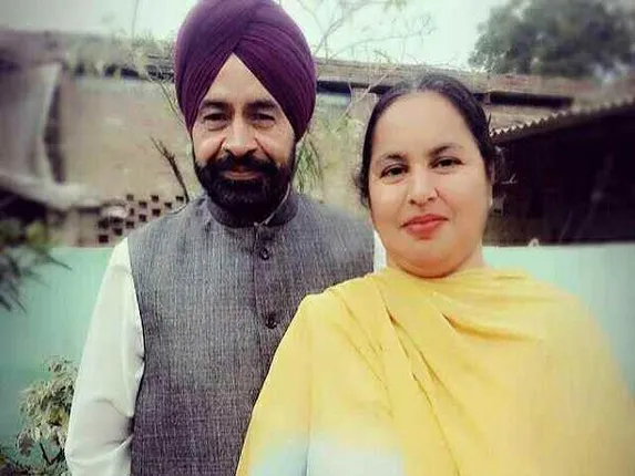 ସଡ଼କ ଦୁର୍ଘଟଣାରେ ତିନି ଝିଅଙ୍କୁ ଏକାକୀ କରି ଚାଲିଗଲେ ମାଆ-ବାପା : ଝିଅଙ୍କ ଏମିତି ଅବସ୍ଥା ଦେଖି କାନ୍ଦିଲା ପୁରା ଗାଁ