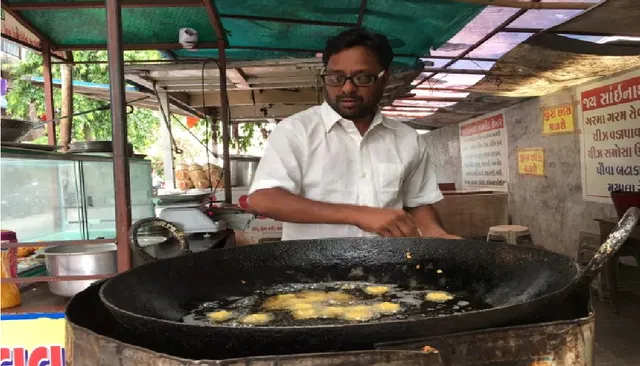 ମୋଦିଙ୍କ ପରାମର୍ଶରେ ଅନୁପ୍ରାଣିତ ହୋଇ ସଫଳ ହେଲେ ଏହି ବେରୋଜଗାର ! ପକୁଡ଼ି ବିକି ମାସକୁ କରୁଛନ୍ତି ୯ ଲକ୍ଷ ରୋଜଗାର