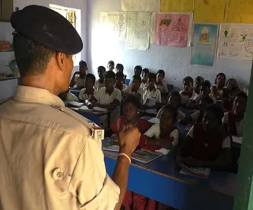 ପୋଲିସ ହେବ ତ ଏମିତି ! ନକ୍ସଲ ଅଞ୍ଚଳକୁ ଯାଇ ନକ୍ସଲଙ୍କ ଠାରୁ ଦୁରେଇ ରହିବା ପାଇଁ ଦେଉଛନ୍ତି ଶିକ୍ଷା, ମନରେ ନାହିଁ ଟିକିଏ ବି ଡର ।