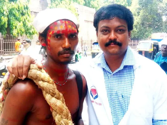 ଭିକାରୀଙ୍କ ପାଇଁ ଭଗବାନ ସାଜିଛନ୍ତି ଏହି ଡାକ୍ତର ! ୪୦ଜଣ ଭିକାରୀଙ୍କୁ କଲେଣି ବ୍ୟବସାୟୀ ।