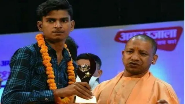 ଯୋଗୀ ସରକାରଙ୍କ ଚେକ୍ ହେଲା ବାଉନସ୍ : ମାଟ୍ରିକ୍ ଟପ୍ପରଙ୍କୁ ଏକ ଲକ୍ଷ ଟଙ୍କାର ଚେକ୍ ଦେଇ ଅଡୁଆରେ ମୁଖ୍ୟମନ୍ତ୍ରୀ ଯୋଗୀ ଆଦିତ୍ୟନାଥ