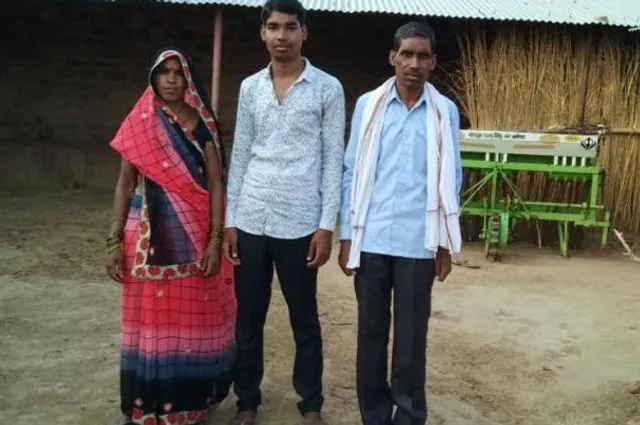 ଦିନ ମଜୁରିଆ ଭାବେ କାମ କରନ୍ତି ବାପା ! ଡିବିରି ଆଲୁଅରେ ପାଠ ପଢି ନିଟ୍ ପରୀକ୍ଷାରେ ସଫଳତା ପାଇଲା ପୁଅ ।