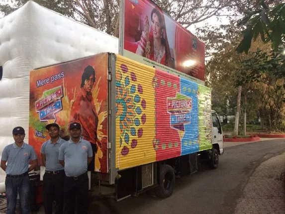 ଏଣିକି ସିନେମା ଦେଖିବାକୁ ଯିବାକୁ ପଡିବନି ଥିଏଟର : ଆପଣଙ୍କ ପାଖକୁ ଆସିବ ସିନେମା ହଲ୍, କମ୍ ଖର୍ଚ୍ଚରେ ଦେଖିପାରିବେ ସିନେମା