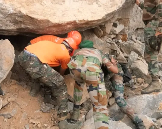 ୧୦ ଦିନ ପରେ  ବି ପାହାଡରୁ ଉଦ୍ଧାର ହୋଇପାରିଲେନି ୨ ଜେସିବି ଅପରେଟର: ସେନାର ଜୋରଦାର ଅପରେସନ, ଆଜି ସନ୍ଧ୍ୟା ସୁଦ୍ଧା ଉଦ୍ଧାର ସମ୍ଭାବନା