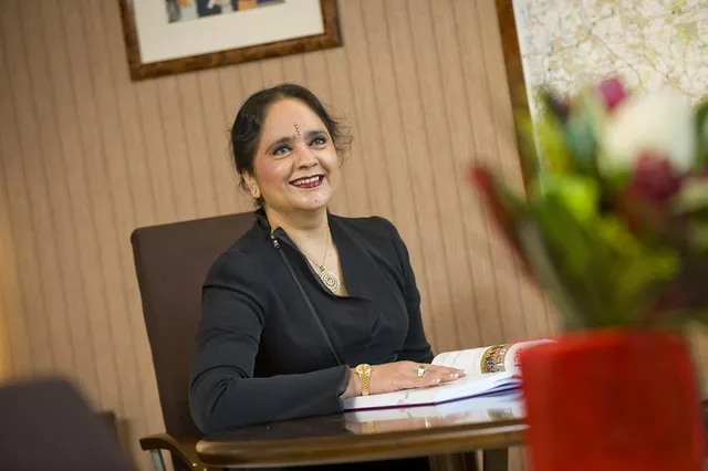 ଦିନ ଥିଲା ତାଙ୍କୁ ଆସୁନଥିଲା ଇଂରାଜୀ ! ଏବେ ବ୍ରିଟେନର ଏକ ବଡ କଲେଜରେ ପ୍ରିନ୍ସପାଲ ପଦବୀରେ ଅଛନ୍ତି ଏହି ଭାରତୀୟ ମହିଳା, ବିଜ୍ଞ ଶିକ୍ଷାବିତ୍ ମାନଙ୍କ ମଧ୍ୟରେ ହୋଇପାରିଛନ୍ତି ସାମିଲ ।