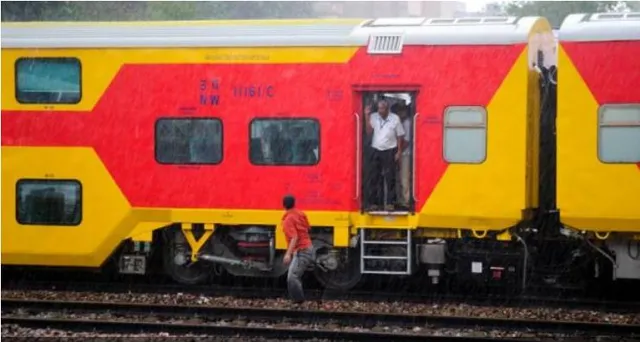 ରେଳ ଫାଟକକୁ ନିଜେ ଖୋଲନ୍ତି ଏବଂ ବନ୍ଦ କରନ୍ତି ଟ୍ରେନରେ ଥିବା ଷ୍ଟାଫ୍ ! ଜାଣନ୍ତୁ କେଉଁଠି ହେଉଛି ଏଭଳି ଅବ୍ୟବସ୍ଥା ।