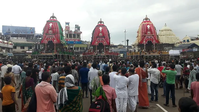 ସିଂହଦ୍ୱାରରେ ଲାଗିଲା ତିନି ରଥ : ମାଉସୀ ଘର ଯିବା ପାଇଁ ପ୍ରସ୍ତୁତ ତିନି ଠାକୁର