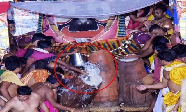 ମହାପ୍ରଭୁଙ୍କ ଅଧରପଣା ନୀତିରେ ବି ବିଶୃଙ୍ଖଳା: ବ୍ୟବସ୍ଥାବଳୀକୁ ଖୋଲାଖୋଲି ଉଲ୍ଲଙ୍ଘନ । ଚଣ୍ଡୀ, ଚାମୁଣ୍ଡାଙ୍କୁ ଅଧରପଣା ଉତ୍ସର୍ଗ କରିବା ପୂର୍ବରୁ ହାଣ୍ଡି, ଟିଫିନ୍ ଧରି ଆଗୁଆ ପଣା ନେଇଗଲେ ସେବାୟତ