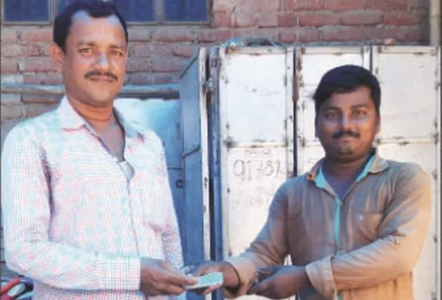 ଆଜି ବି ଦୁନିଆରେ ବଂଚିଛି ମଣିଷ ପଣିଆ : ଭୁଲରେ ଗ୍ରାହକ ଛାଡ଼ିଯାଇଥିବା ୬୮ ହଜାର ଟଙ୍କା ଫେରାଇଲେ ଲଣ୍ଡ୍ରି ଦୋକାନୀ