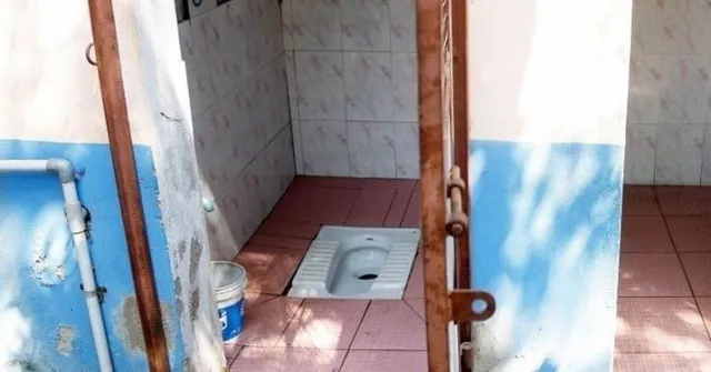 ପରିବେଶକୁ ସଫା ରଖିବା ପାଇଁ ଏହି ଗାଁଲୋକେ ଆରମ୍ଭ କଲେ ଭିନ୍ନ ଧରଣର ଅଭିଯାନ ! ଶୌଚାଳୟ ନଥିଲେ ଦେବେନି ଝିଅ ବିବାହ ।