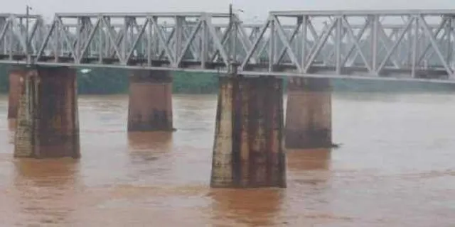 ବିଳମ୍ବିତ ରାତ୍ରିରେ ରାଉରକେଲାରେ ୪ କାଉଡିଆଙ୍କୁ ଧକ୍କା ଦେଲା ଟ୍ରେନ : ୩ ମୃତଦେହ,ଅନ୍ୟଜଣଙ୍କର  ଉଦ୍ଧାର କାର୍ଯ୍ୟ ଜାରି ।