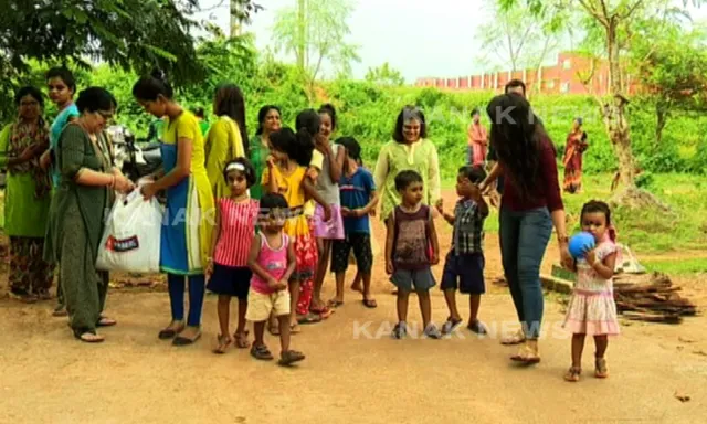 ଭୋକିଲାଙ୍କ ପାଇଁ ଦେବଦୂତ ସାଜିଛନ୍ତି ରବୀନ ହୁଡ ଆର୍ମି । ସହର ସାରା ବୁଲି ବୁଲି ମାଗଣାରେ ଦେଉଛନ୍ତି ଖାଦ୍ୟ