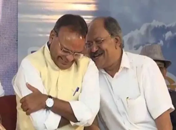 ବାଜପେୟୀଙ୍କୁ ବିଜେପି ନେତା ଏମିତି ଦିଅନ୍ତି ସମ୍ମାନ! ଅସ୍ଥି କଳସ ଯାତ୍ରାରେ ହସୁଥିଲେ ବିଜେପି ନେତା