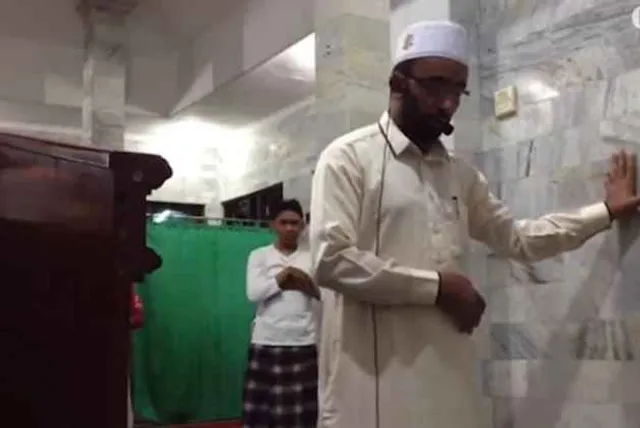 ଭୂମିକମ୍ପରେ ଥରି ଉଠିଥିଲା ଇଣ୍ଡୋନେସିଆ । ମସଜିଦ୍ ଭିତରୁ ଲୋକମାନେ ଦୈାଡି ବାହାରକୁ ପଳାଇଥିଲେ, ହେଲେ ମୈାଲବୀ କୁଆଡେ ନଯାଇ ପଢ଼ିଚାଲିଥିଲେ ନମାଜ