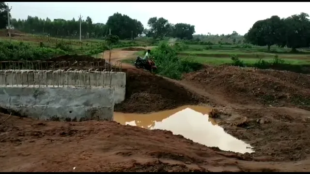 କଲର୍ଭଟ ନିର୍ମାଣରେ ୬ମାସ ବିଳମ୍ବ ହେତୁ କାତିପାଡୁ ଗ୍ରାମବାସୀଙ୍କ ରାସ୍ତାରୋକ : ପ୍ରଥମେ ରାସ୍ତା କର,ପରେ ଆନ୍ଦୋଳନ ପ୍ରତ୍ୟାହୃତ କରିବୁ କହିଲେ ଗ୍ରାମବାସୀ