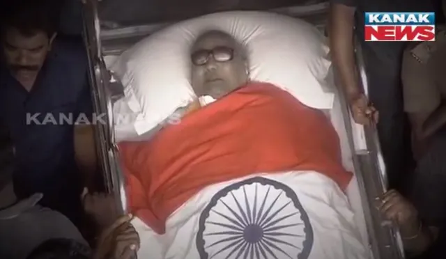 ମରିନା ବିଚରେ ରାଷ୍ଟ୍ରୀୟ ମର୍ଯ୍ୟାଦା ସହ ଅନ୍ତିମ ବିଦାୟ ନେଲେ ଦ୍ରାବିଡ ଯୋଦ୍ଧା : ରାଜନୈତିକ ଗୁରୁ ଆନ୍ନାଦୁରାଇଙ୍କ ସମାଧି ନିକଟରେ ଦିଆଗଲା କରୁଣାନିଧିଙ୍କ ସମାଧି