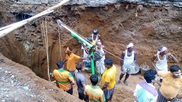 ୩୦ ଘଣ୍ଟା ହେବ ବାରୱେଲରେ ଫସି ରହିଛି ୩ ବର୍ଷର କୁନି ପିଲା ! ବଞ୍ଚାଇବା ପାଇଁ ଜାରି ରହିଛି ଏନଡିଆରଏଫ ଟିମର ଅପରେଶନ, ପିଲାକୁ ପାଣି ପିଆଇବା ସହ ଦିଆଯାଉଛି  ଅକ୍ସିଜେନ ।