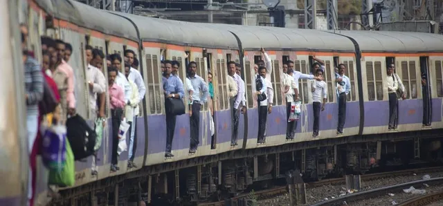 ରେଳଯାତ୍ରୀଙ୍କ ପାଇଁ ଖୁସିଖବର । ରେଳଯାତ୍ରା ସମୟରେ ଯେକୌଣସି ଅସୁବିଧା ପାଇଁ କରନ୍ତୁ ମାତ୍ର ଗୋଟିଏ କଲ୍, ଚୁଟିକିରେ ସମସ୍ୟାର ହେବ ସମାଧାନ । ଜାଣନ୍ତୁ ଟୋଲ ଫ୍ରି ନମ୍ବର