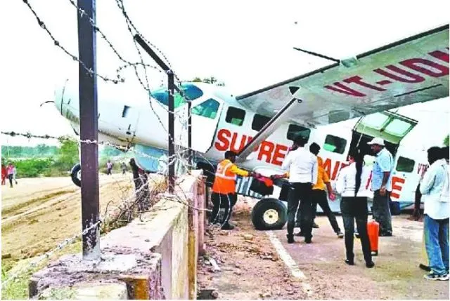 ଅବତରଣ ବେଳେ ଏୟାରପୋର୍ଟରେ ନିୟନ୍ତ୍ରଣ ହରାଇଲା ବିମାନ ! ଭାଙ୍ଗିଲା ପାଚେରୀ, ଗଛରେ ପିଟିହେଲା ବିମାନ ।