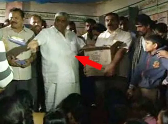 କୁକୁରଙ୍କୁ ଖାଦ୍ୟ ଫୋପାଡିଲା ପରି ବନ୍ୟା ବିପନ୍ନଙ୍କୁ ଖାଦ୍ୟ ଫୋପାଡିଲେ ମନ୍ତ୍ରୀ ! ଲୋକେ କଲେ ନିନ୍ଦା ।