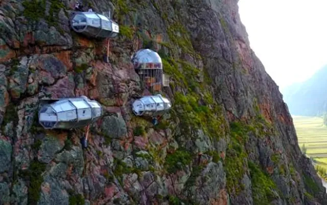 ୧୩୦୦ ଫୁଟ ଉଚ୍ଚତାରେ ଅବସ୍ଥିତ ଏହି ଅବିଶ୍ୱସନିୟ ହୋଟେଲ ! ଜାଣନ୍ତୁ କେଉଁଠି ଏବଂ କିପରି କରାଯାଇଛି ଏହାର ନିର୍ମାଣ କାର୍ଯ୍ୟ ।