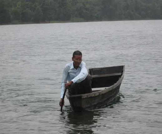 ଘଞ୍ଚ ଜଙ୍ଗଲ ଓ ଅନ୍ଧକାର ଯାହା ରାସ୍ତାରେ ସାଜିନଥିଲା ପ୍ରତିବନ୍ଧକ ! ଅପହଞ୍ଚ ଇଲାକାରେ ୨୦ ବର୍ଷ ଧରି ଶିକ୍ଷା ପହଞ୍ଚାଉଥିବା ବ୍ୟକ୍ତିଙ୍କୁ ଜାଣନ୍ତୁ ।