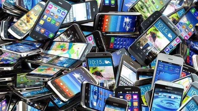 ଭାରତର ସବୁଠାରୁ ଶସ୍ତା ମୋବାଇଲ ବଜାର ! ଯେଉଁଠି ୫୦୦ ଟଙ୍କାରେ ମିଳିଥାଏ ସ୍ମାର୍ଟଫୋନ ଏବଂ ୧୦ ଟଙ୍କାରେ ବ୍ୟାକ୍ କଭର ।