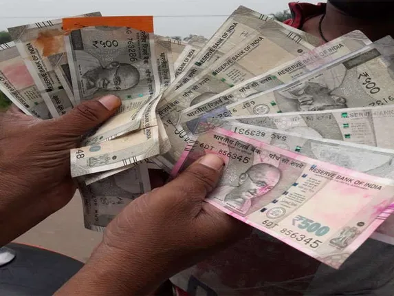 SBI ଏଟିଏମରୁ ବାହାରିଲା ରଙ୍ଗ ଲାଗିଥିବା ୫୦୦ ଟଙ୍କିଆ ଚିରା ଫଟା ନୋଟ । ଥାନାରେ ଅଭିଯୋଗ କଲେ ଗ୍ରାହକ