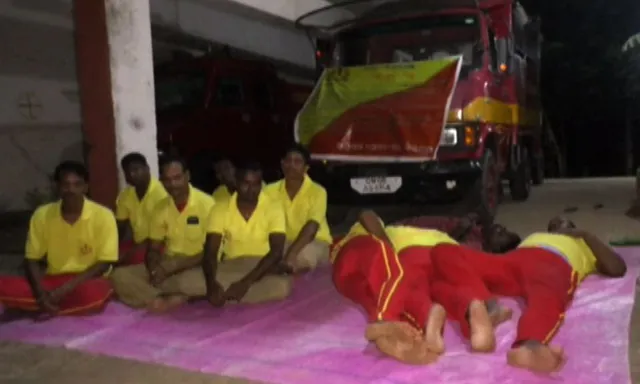 କନକ ନ୍ୟୁଜର ରିଅଲିଟି ଚେକ୍ : ତୃତୀୟ ଦିନରେ ଅଗ୍ନିଶମ କର୍ମଚାରୀଙ୍କ ଧାରଣା । ଦିନରେ ଖରା ଓ ରାତିରେ କାକରରେ କଟୁଛି ଜୀବନ