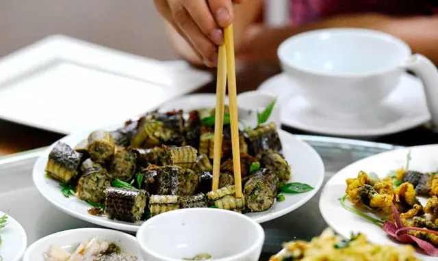 ଏହି ରେସ୍ତୋରାଁରେ ପରଷାଯାଏ ସାପ ମାଂସ । ୱାଇନରେ ସୋଡ଼ା ନୁହେଁ, ମିଶାନ୍ତି ସାପ ରକ୍ତ