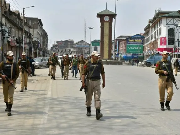 ଆତଙ୍କବାଦୀ ଆଗରେ ନରମ ପଡିଲା ପୋଲିସ : ଅପହୃତ ସଦସ୍ୟଙ୍କୁ ମୁକୁଳାଇବାକୁ ଡିଲ୍ । ଜମ୍ମୁ ଓ କାଶ୍ମୀରରେ ମୁକୁଳିଲେ ଅପହୃତ ପୁଲିସ୍ ପରିବାରର ସଦସ୍ୟ