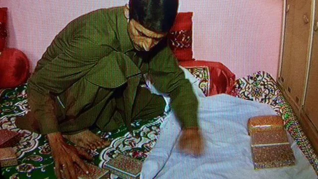 ରାଷ୍ଟ୍ରୀୟ ପୁରସ୍କାର ବିଜେତା ଏବେ ଚଳାଉଛନ୍ତି ଅଟୋ ।  ବାପାଙ୍କ ଚିକିତ୍ସା ପାଇଁ ବିକିଦେଲେ ରାଷ୍ଟ୍ରପତିଙ୍କଠାରୁ ପାଇଥିବା ସମ୍ମାନ