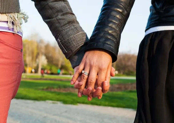 ପତ୍ନୀଙ୍କ ସମଲିଙ୍ଗୀ ସଂପର୍କରେ ପେସି ହୋଇଗଲେ ପତୀ ! କହିଲେ ହୋଇଗଲା ଆଇନ୍ ,ଯାହା କରିବା କଥା କର ।  